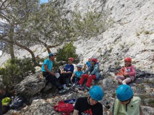 Photo de groupe des grimpeurs du club CESV lors d’un stage escalade à Orgon.